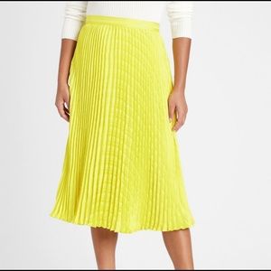 NWT Pleated midi skirt / Banana Republic